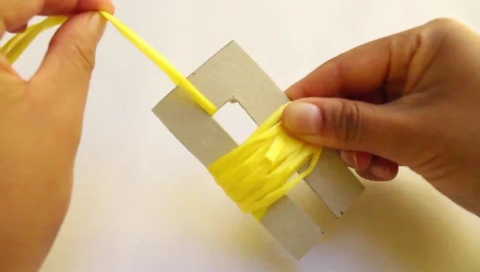 Asegurar la rafia alrededor del cartón enrollado.