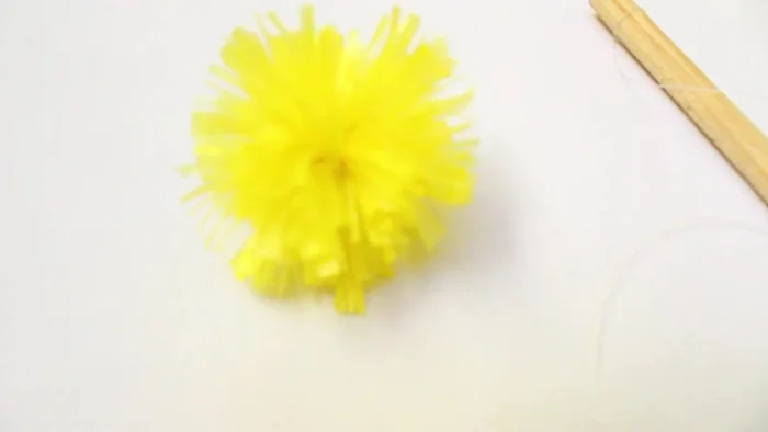 Asegurar la rafia alrededor del cartón enrollado.