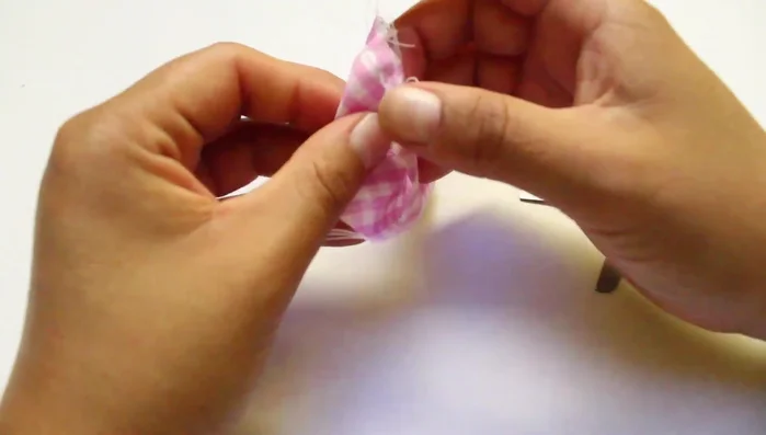 Cerrar la abertura de la tela.