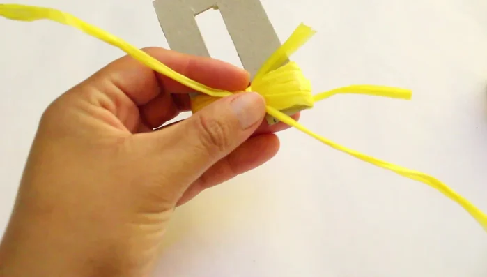 Cortar las orillas de la rafia.