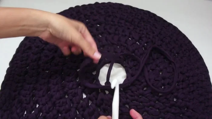 Cerrar el último agujero con un hilo y un nudo.