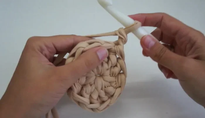 Cerrar la vuelta y tejer puntos dobles en cada punto de la siguiente vuelta, hasta obtener 24 puntos.