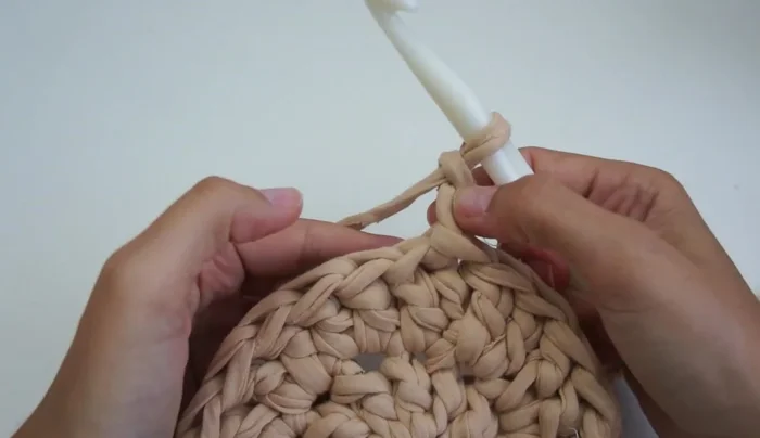 Tejer una cadeneta de 2, luego un punto simple, un punto alto y un punto doble en cada punto. Repetir la secuencia hasta obtener 36 puntos.