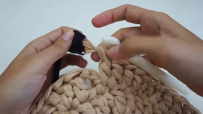 Cambiar de color de hilo. Unir el nuevo color cosiendo con algunas puntadas.