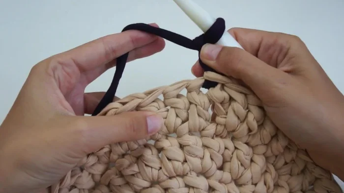 Repetir la secuencia de puntos altos y dobles, aumentando el número de puntos en cada vuelta según las indicaciones (60, 72, 84, 96, 108 puntos).