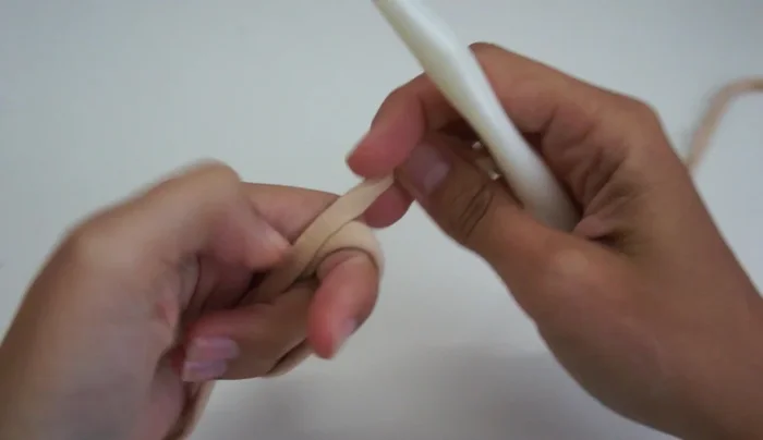 Realizar una cadeneta de 2, 1 y 2. Tejer puntos altos en cada punto, hasta completar 12 puntos altos.