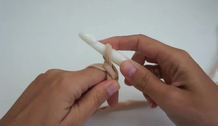 Realizar una cadeneta de 2, 1 y 2. Tejer puntos altos en cada punto, hasta completar 12 puntos altos.