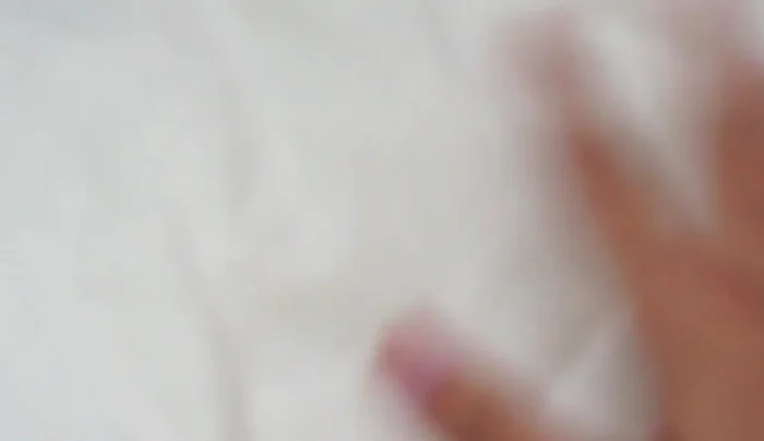 Insertar el cojín en el interior de la cama tejida.