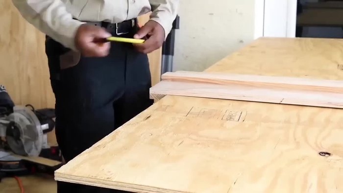 Armar la base usando abundante pegamento para madera y tornillos, asegurando conexiones fuertes.