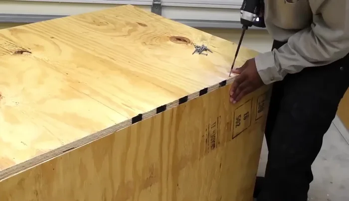 Unir la parte superior e inferior de la base con tornillos, previamente pre-taladrando.