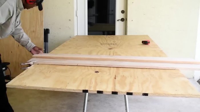 Armar la base usando abundante pegamento para madera y tornillos, asegurando conexiones fuertes.