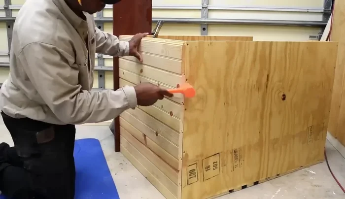 Asegurar la estructura con tornillos desde el interior para mayor resistencia.