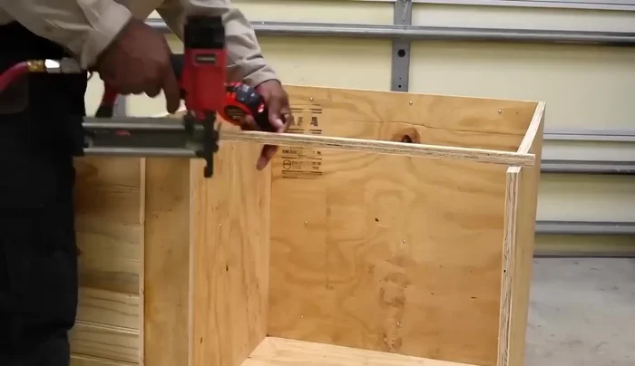 Instalar los soportes de esquina.