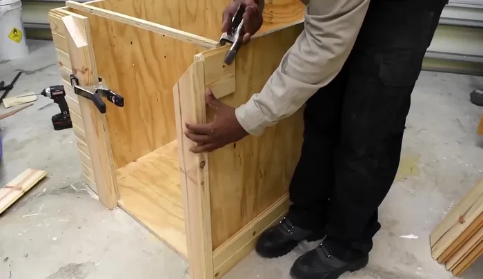 Instalar los soportes de esquina.