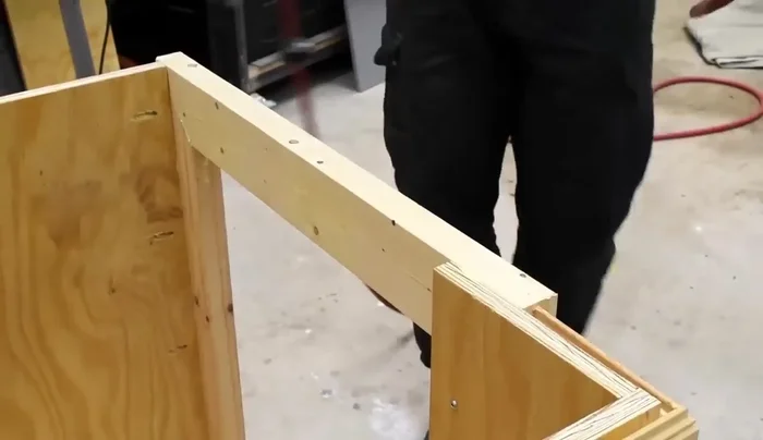 Instalar los soportes de esquina.