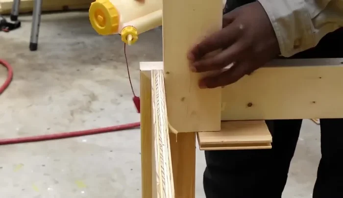 Terminar los lados de la casa y cubrir el techo con fenólico, madera y flexible.