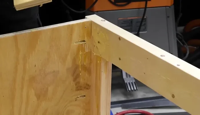 Terminar los lados de la casa y cubrir el techo con fenólico, madera y flexible.