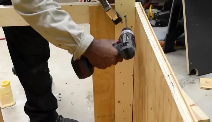 Terminar los lados de la casa y cubrir el techo con fenólico, madera y flexible.