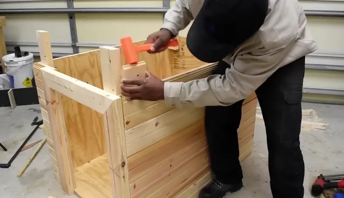 Terminar los lados de la casa y cubrir el techo con fenólico, madera y flexible.