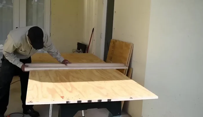 Armar la base usando abundante pegamento para madera y tornillos, asegurando conexiones fuertes.