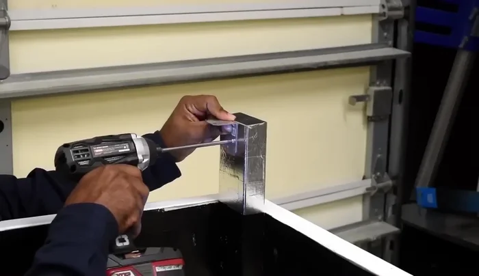 Instalar los soportes de esquina.