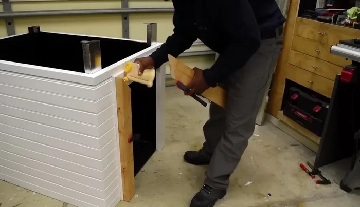 Instalar el flexible alrededor del perímetro.