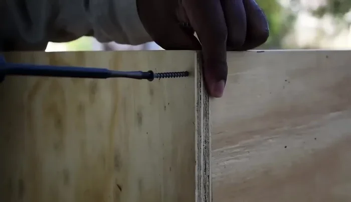 Armar la base usando abundante pegamento para madera y tornillos, asegurando conexiones fuertes.