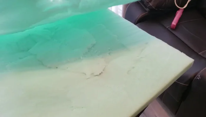 Preparación de la base: Cortar la espuma a la medida deseada y envolverla con la tela de paño, utilizando silicona caliente para asegurarla.