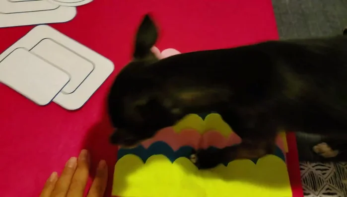 Colocación de las figuras grandes: Pegar primero las figuras más grandes (ej. cuadrados) dejando espacio entre ellas para las figuras más pequeñas.