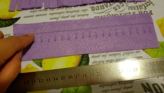 Creación de flecos: Cortar tiras de tela y pegarlas en los bordes de la alfombra para crear flecos.