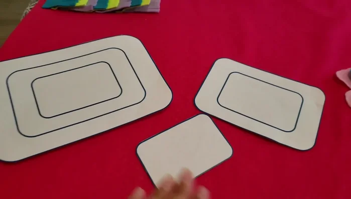 Colocación de figuras pequeñas: Pegar las figuras pequeñas (ej. triángulos, círculos) en los espacios que quedan entre las figuras más grandes.