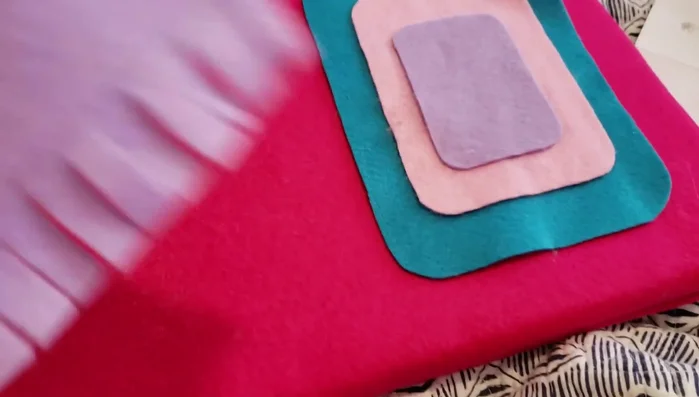 Creación del círculo central: Cortar y pegar un círculo con un diseño especial en el centro de la alfombra.