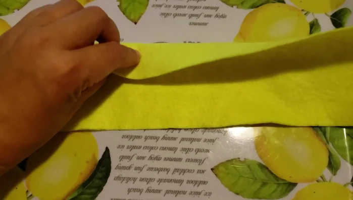 Creación del gusanito: Crear un gusanito con tela y pegarlo en la alfombra para esconder premios.