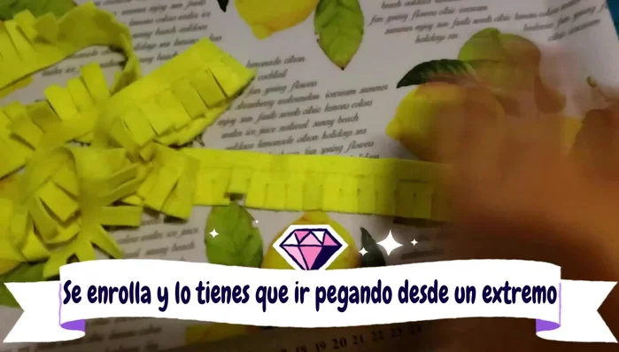 Colocación de tiras y cruces: Cortar y pegar tiras y cruces pequeñas para esconder más premios.