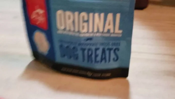 Colocación de premios: Esconder los premios para mascotas en los diferentes compartimentos de la alfombra.