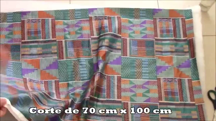 Cortar dos rectángulos de tela y dos de espuma con las medidas tomadas.