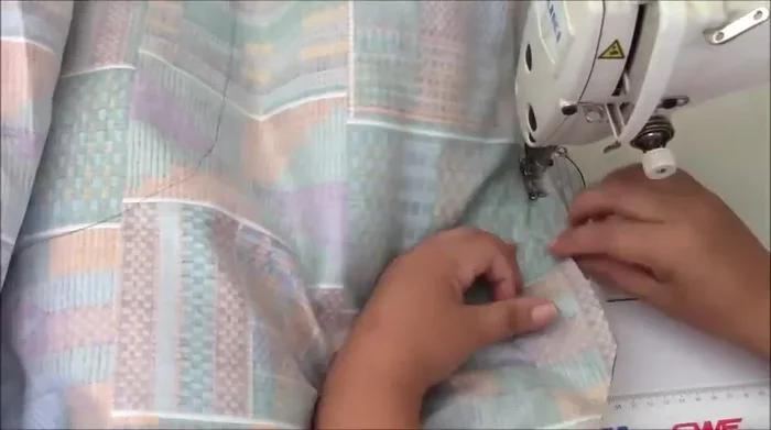 Coser las dos piezas de tela dejando una abertura para voltear la pieza. Luego, voltear la pieza y acomodar.