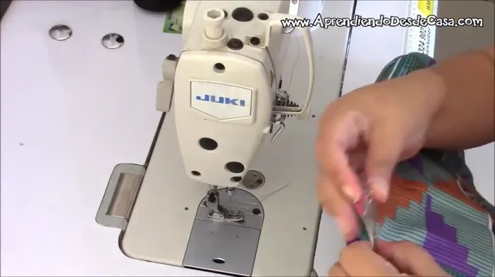 Coser el contorno de la pieza, cerrando la abertura dejada previamente.