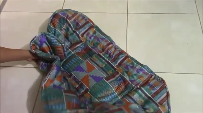 Coser las esquinas para ajustar la forma del cobertor a la cama.