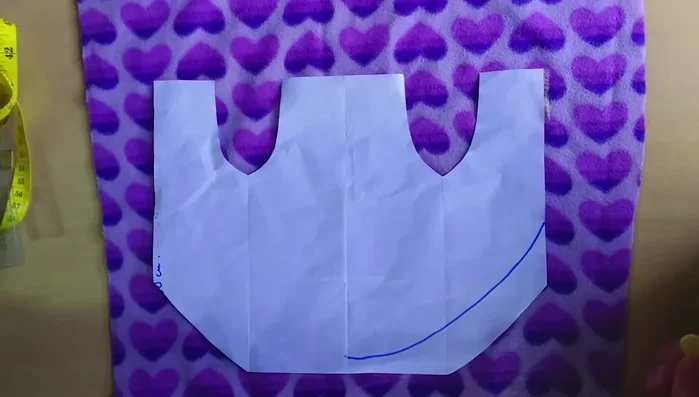 Dibuja el molde en la tela con tiza, añadiendo 1 centímetro adicional alrededor para las costuras.