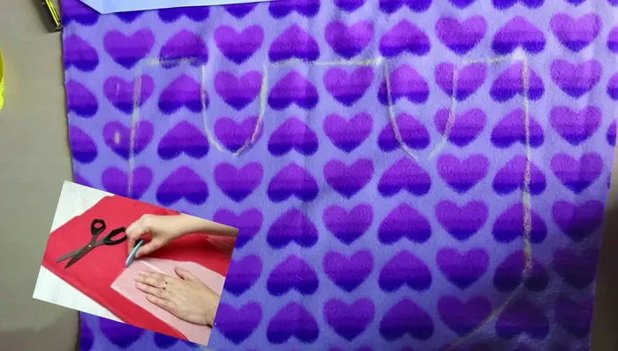 Recorta las piezas de tela siguiendo las líneas de tiza.