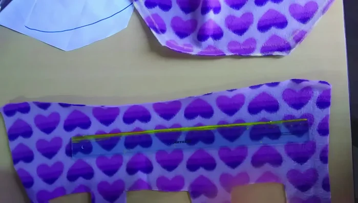 Crea un rectángulo adicional de 30 cm x 6 cm para el cuello. Sobrehilado los bordes para evitar que se deshilache.