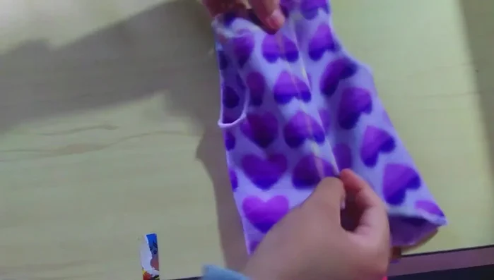 Coloca las piezas del cuerpo y une los lados con la máquina de coser o a mano con aguja e hilo. También puedes utilizar silicona.