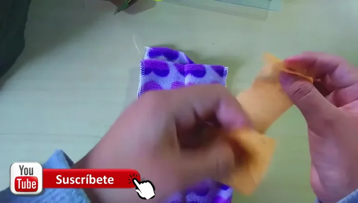 Coloca el rectángulo del cuello y cose o pega para completar la prenda.