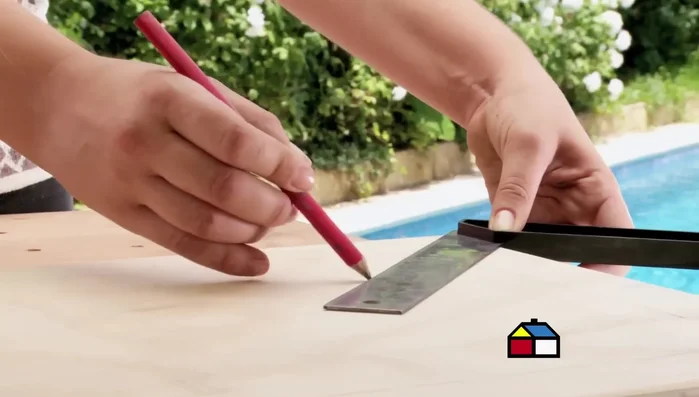 Instalación de las patas: Fijar las patas a la base del velador en diagonal, utilizando la escuadra para asegurar un ángulo de 45 grados. 