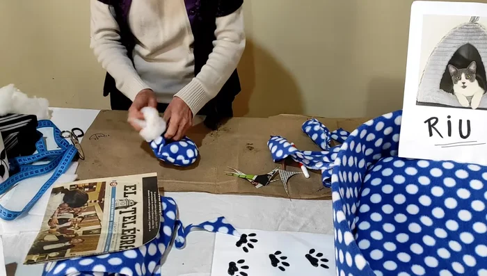 Rellenar el cojín: Rellenar la funda con plumón o fibra de relleno. Una vez lleno, cerrar completamente la abertura con puntadas a mano o con máquina de coser.