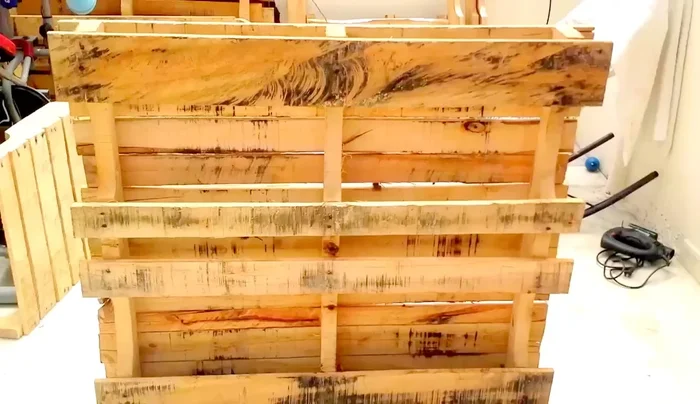 Retirar el excedente de madera de los lados.