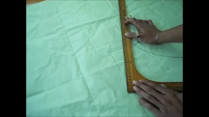 Unir las curvas de los semicírculos con una línea recta usando la regla, creando la forma de la huella. Recortar la plantilla.