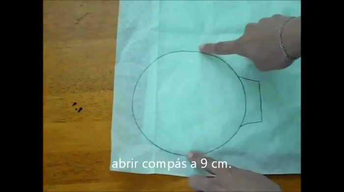 Crear un círculo de 18 cm de diámetro con dos pestañas de 2 cm. Crear también una franja de 10 x 83 cm.