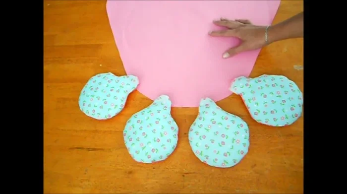 Colocar los dedos (bolas de relleno) en la pieza de loneta, haciendo marcas para ubicar los dedos en la pieza de tela principal. Coser los dedos a la pieza de loneta.